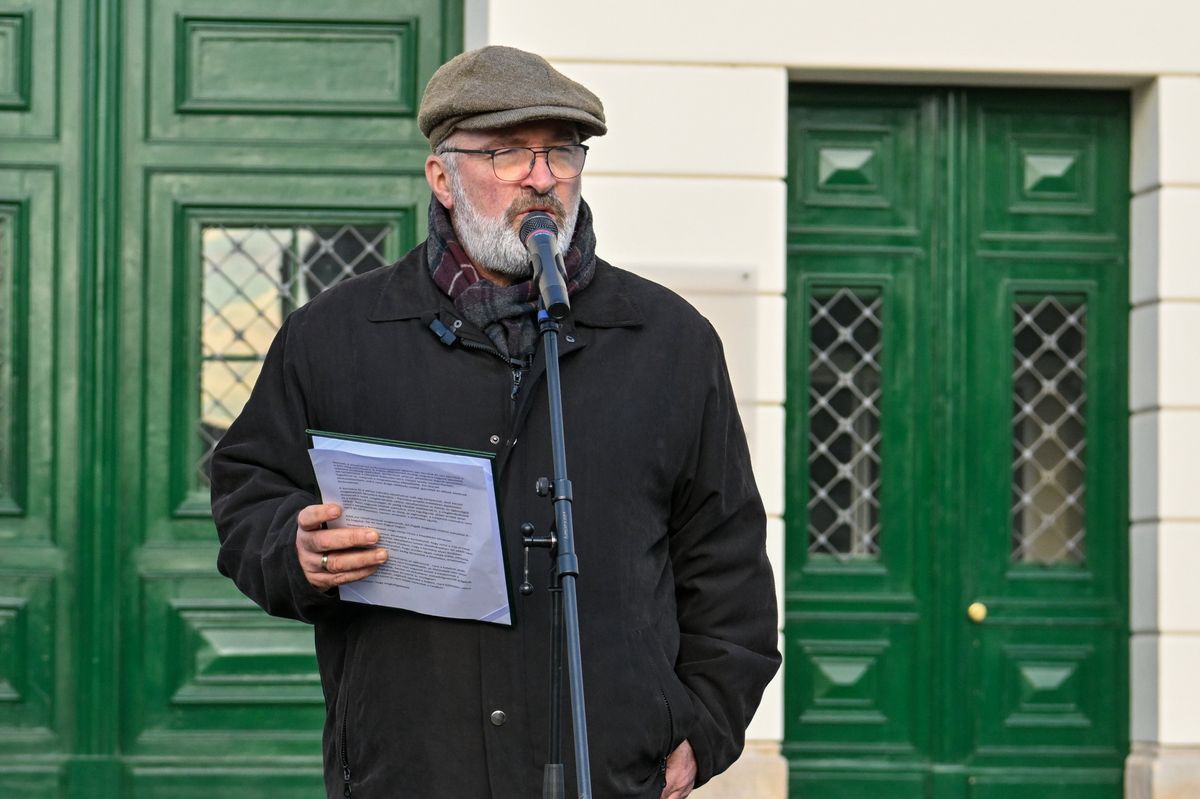 Budapest, 2024. április 17.
Pikó András (Momentum-DK-MSZP-Párbeszéd-LMP), Józsefváros polgármestere beszédet mond az egyes VIII. kerületi önkormányzati lakások tervezett állami kisajátításáról rendelkező törvénymódosítás ellen tartott tüntetésen a Nemzeti Közszolgálati Egyetem épülete előtt 2024. április 17-én.
MTI/Illyés Tibor