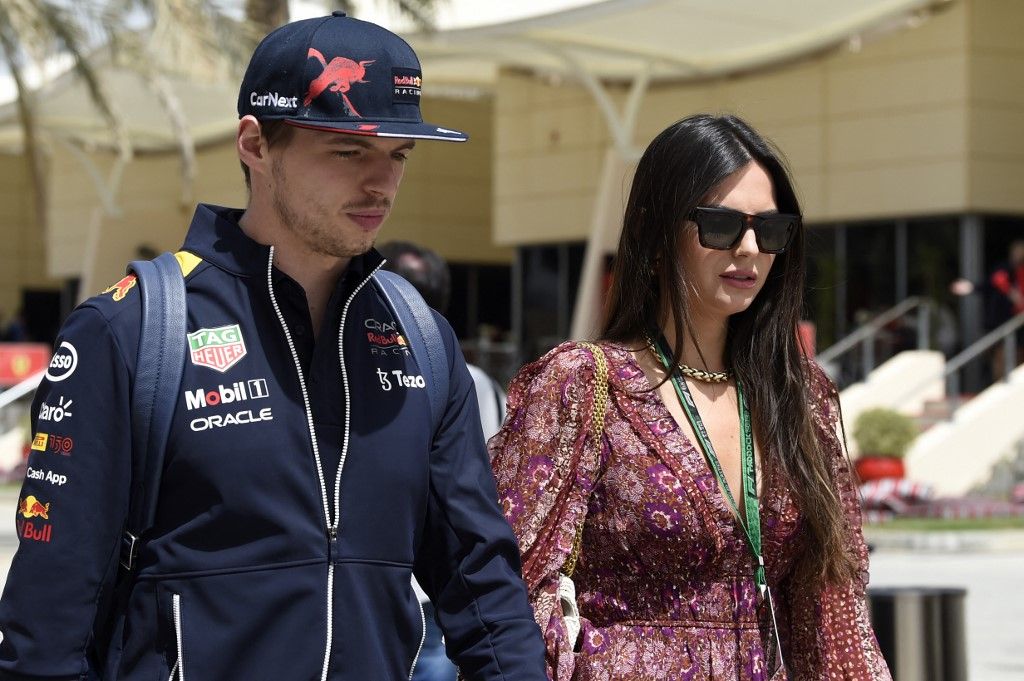 Nelsinho Piquet sógora és idősebbik húga, azaz Max Verstappen és Kelly Piquet, Nelson Piquet Jr., Nelsinho Piquet, F1, Renault, Forma-1, Forma–1, Kelly Piquet, Max Verstappen, Red Bull's Dutch driver Max Verstappen arrives with his girlfriend Kelly Piquet (R) ahead of the third practice session ahead of the Bahrain Formula One Grand Prix at the Bahrain International Circuit in the city of Sakhir on March 19, 2022. (Photo by Mazen Mahdi / AFP)