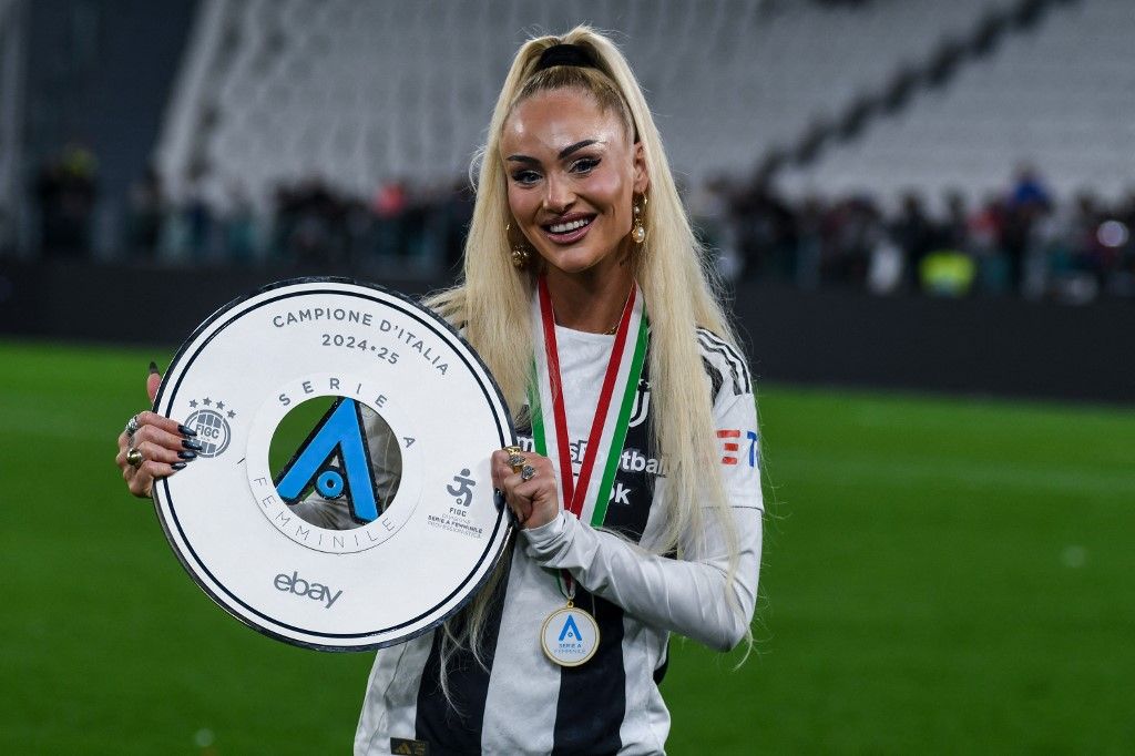 A 26 éves Alisha Lehmann úgy lett olasz bajnok és kupagyőztes a Juventusszal, hogy a teljes idényben mindössze 222 percet futballozott, Alisha Lehmann of Juventus Women holds the Scudetto cup after the Italian Women Serie A matchday 10 of the Scudetto pool between Juventus Women and Inter Women at Allianz Stadium in Torino, Italy. (Photo by Andrea Amato/NurPhoto) (Photo by Andrea Amato / NurPhoto via AFP)