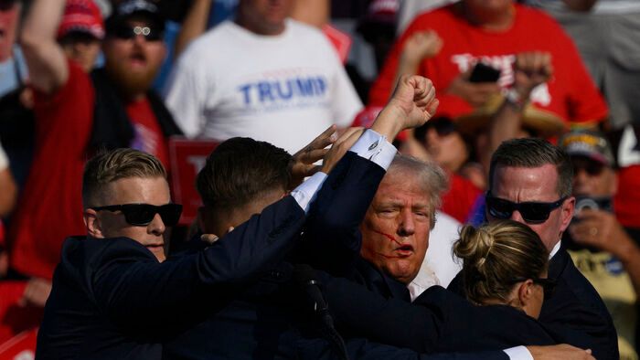 „Harcoljatok!” – kiáltotta Trump, miután vérző füllel felállt és felemelte az öklét, mielőtt a titkosszolgálat kimenekítette volna