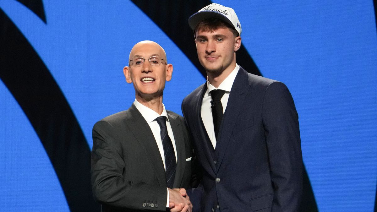 A Dallas Mavericks választottja Cooper Flagg az NBA első emberével, Adam Silverrel