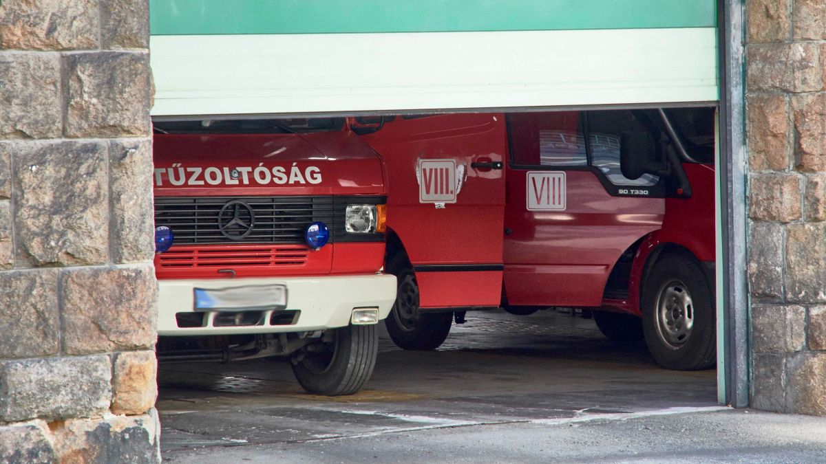 Budapest, 2023. február 5.
Tűzoltó autók állnak a Fővárosi Katasztrófavédelmi Igazgatóság, Közép-pesti Katasztrófavédelmi Kirendeltség és a VIII. Kerületi Hivatásos Tűzoltóparancsnokság épületében a Józsefvárosban, a Dologház utcában.
MTVA/Bizományosi: Róka László 
***************************
Kedves Felhasználó!
Ez a fotó nem a Duna Médiaszolgáltató Zrt./MTI által készített és kiadott fényképfelvétel, így harmadik személy által támasztott bárminemű – különösen szerzői jogi, szomszédos jogi és személyiségi jogi – igényért a fotó szerzője/jogutódja közvetlenül maga áll helyt, az MTVA felelőssége e körben kizárt.