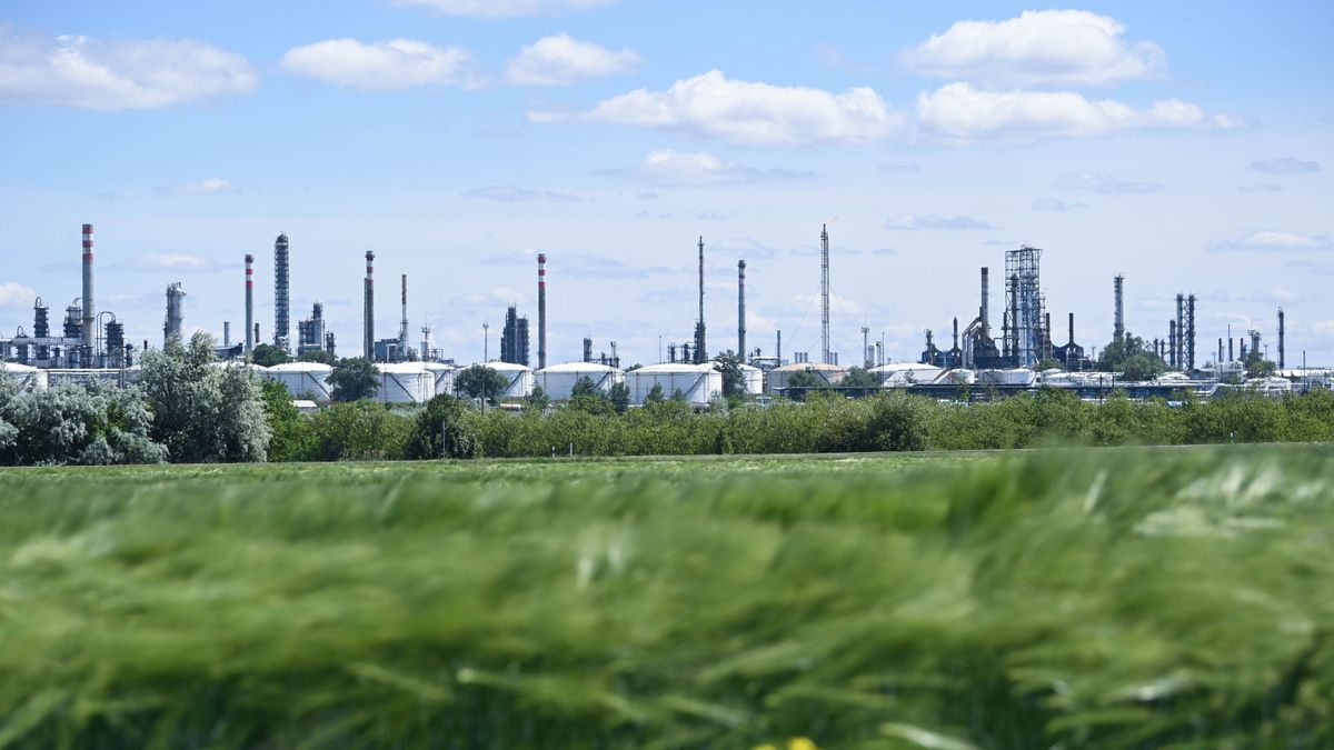 Fáklyázás és hatalmas füst a Dunai Finomítóban – megszólalt a Mol