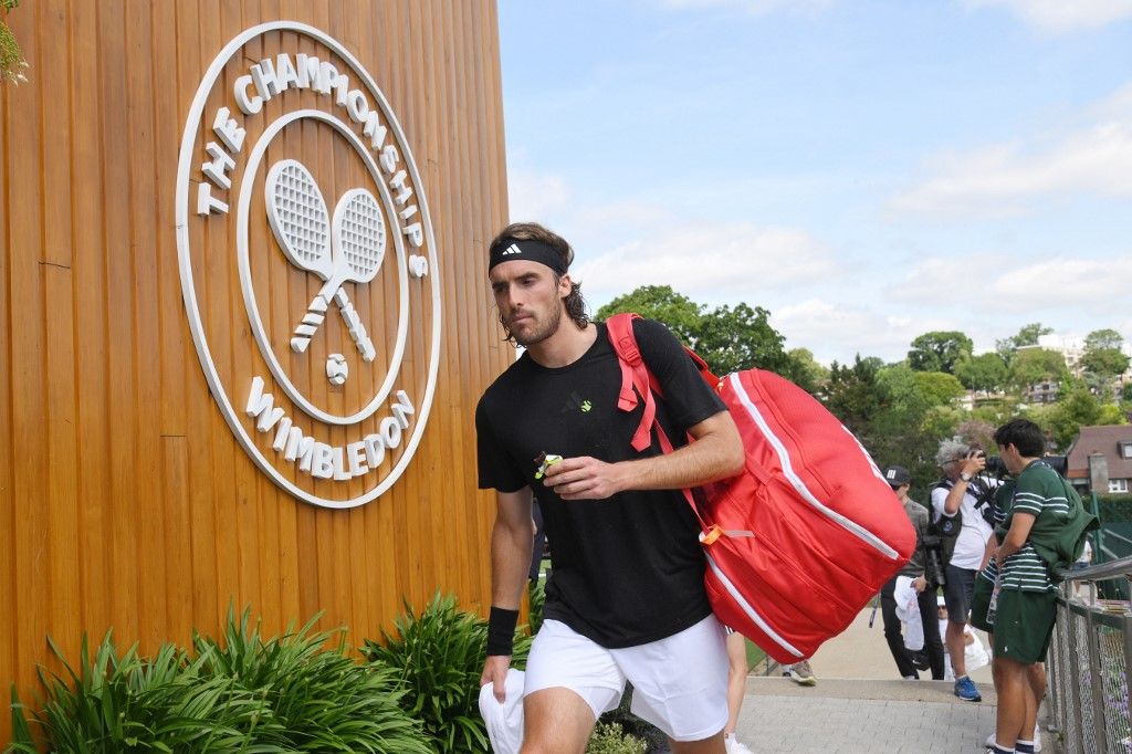tenisz, Wimbledon, Sztefanosz Cicipasz, LONDON, UNITED KINGDOM - JUNE 25: Greek tennis player Stefanos Tsitsipas practices on the grass courts ahead of the Wimbledon tennis championships held at the All England, All England Lawn Tennis and Croquet Club in London, United Kingdom on June 25, 2025. Ray Tang / Anadolu (Photo by Ray Tang / Anadolu via AFP)