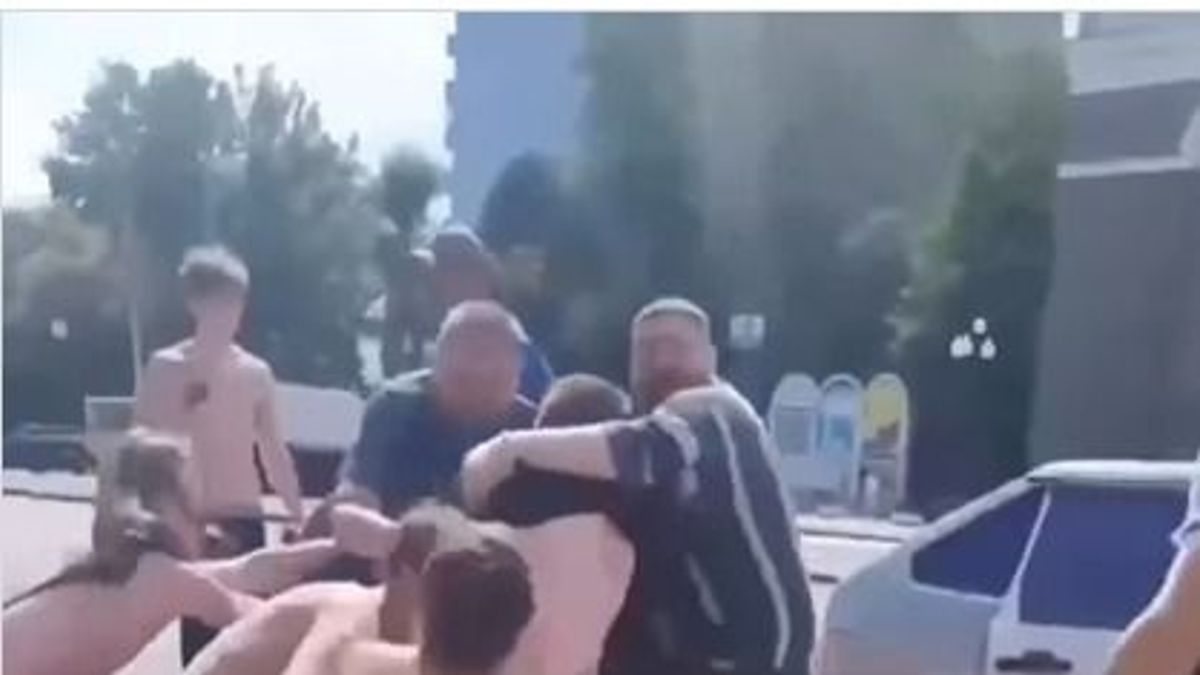 Az ukrajnai emberrablók már fiatalokkal verekszenek + videó