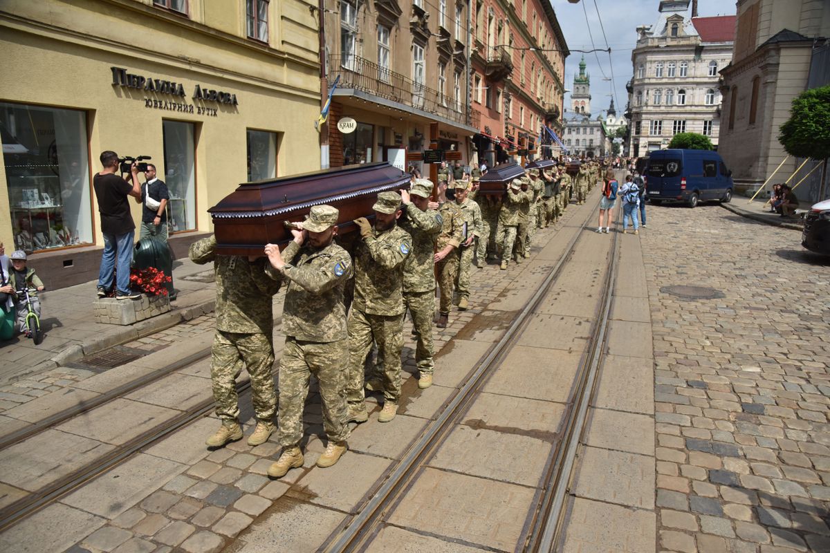 Az ukrajnai toborzók bárhol lecsaphatnak. A frontról sokan koporsóban térnek haza Fotó: AFP