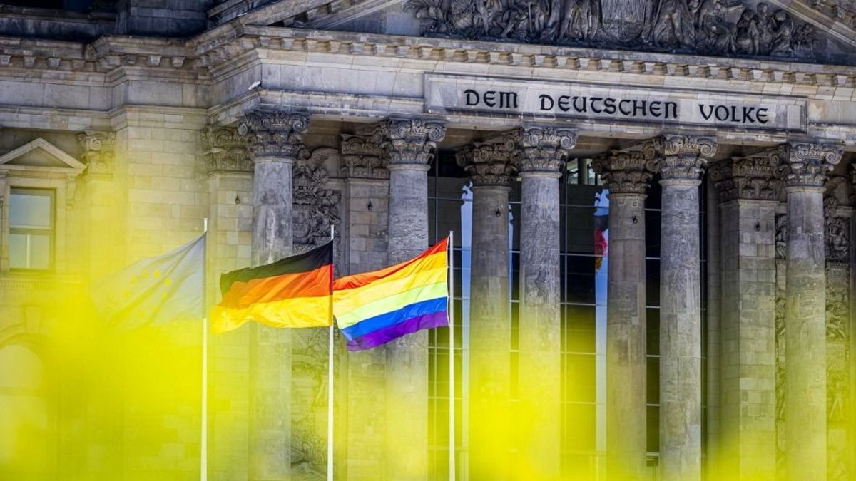 A németek többsége a nemzeti zászlót szeretné látni a közintézményeken