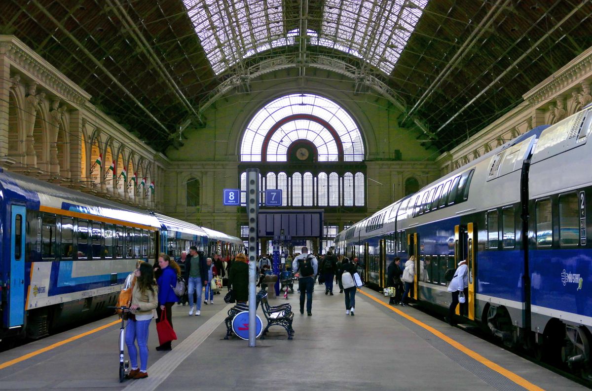 Budapest, 2024. április 25.
Utasok és vonatok a Keleti pályaudvaron. Jobbra egy kétszintes Stadler KISS típusú szerelvény.
MTVA/Bizományosi: Jászai Csaba 
***************************
Kedves Felhasználó!
Ez a fotó nem a Duna Médiaszolgáltató Zrt./MTI által készített és kiadott fényképfelvétel, így harmadik személy által támasztott bárminemű – különösen szerzői jogi, szomszédos jogi és személyiségi jogi – igényért a fotó szerzője/jogutódja közvetlenül maga áll helyt, az MTVA felelőssége e körben kizárt.