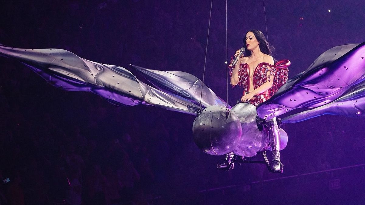 Katy Perry majdnem a közönségre zuhant a koncertjén + videó