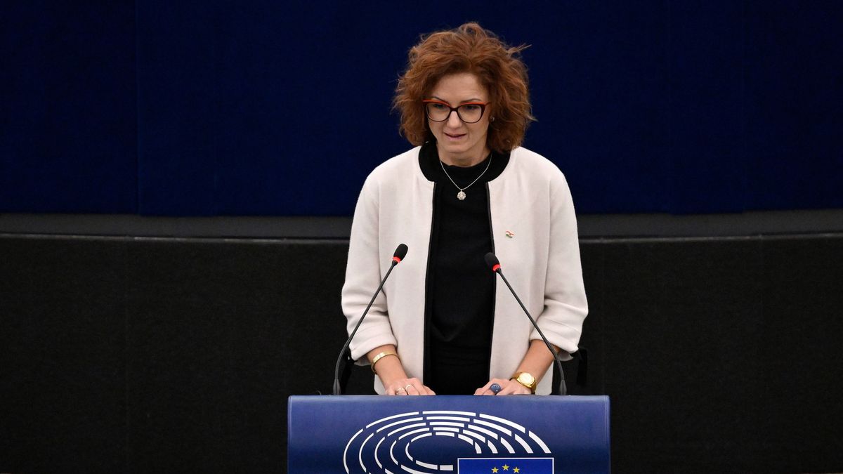 Ennyit a bátor tiszásokról: Magyar Péter embere menekül a kérdések elől