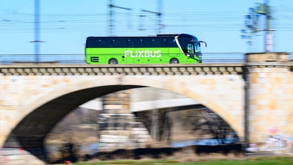 Felborult egy távolsági busz Németországban