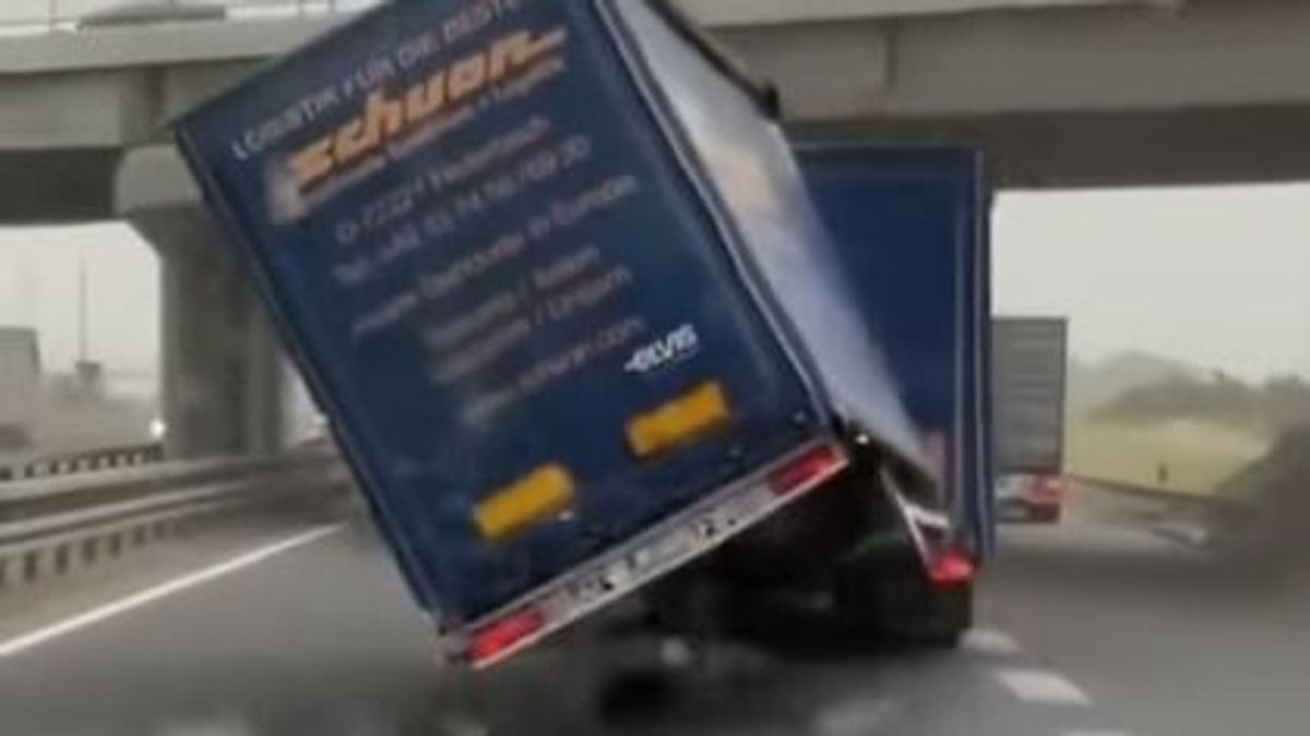 A vihar egy kamiont is felborított az autópályán + videó