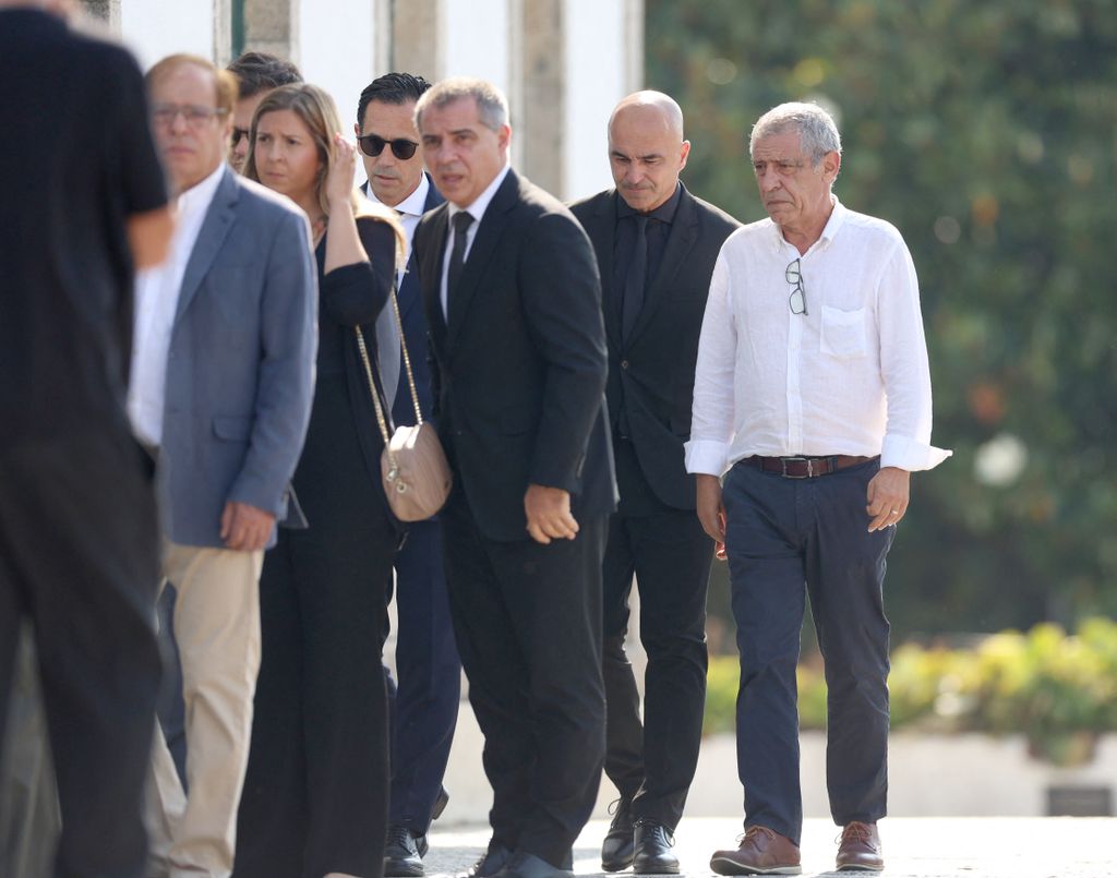 A portugál válogatott korábbi szövetségi kapitánya, Fernando Santos (jobbra), mellette a jelenlegi kapitány, Roberto Martínez