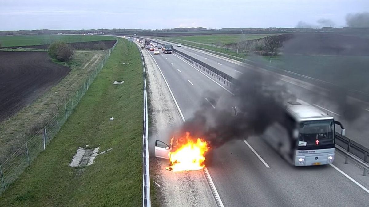 Porrá égett egy autó az M4-esen, a többi közlekedő reakciója elkeserítő volt + videó