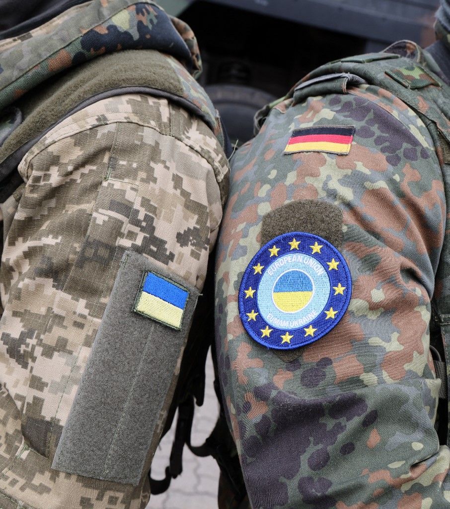 Egy német és egy ukrán katona áll vállvetve (Fotó: AFP)