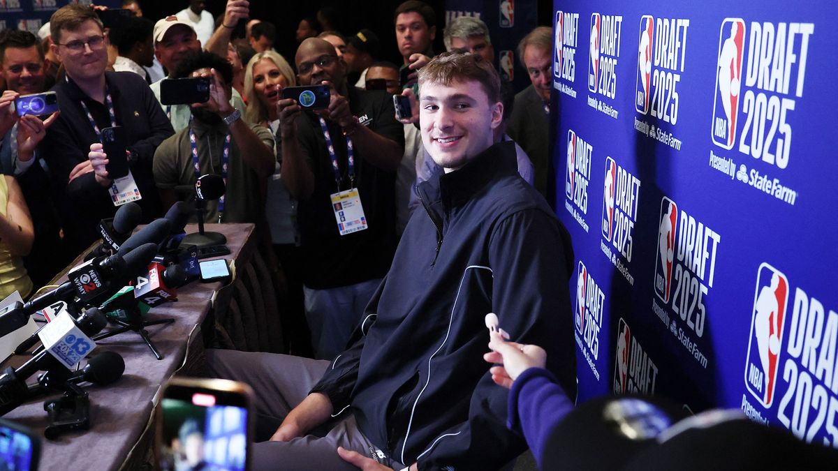 A Dallas Mavericks újoncát szó szerint megrohamozták az az újságírók az NBA-draft után.