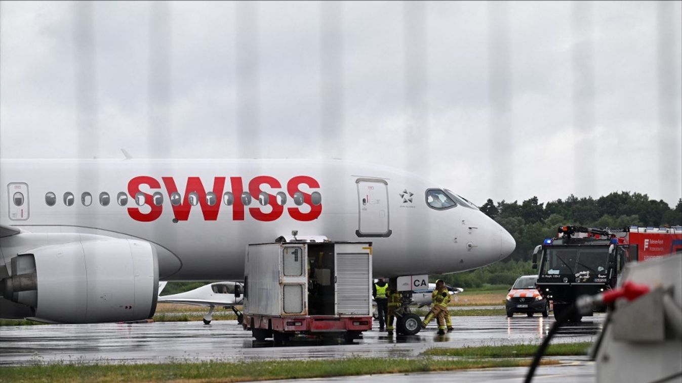  Egy "Swiss International" repülő, amely nem tervezett leszállást hajtott végre, a Friedrichshafeni repülőtéren parkol (Fotó: AFP)