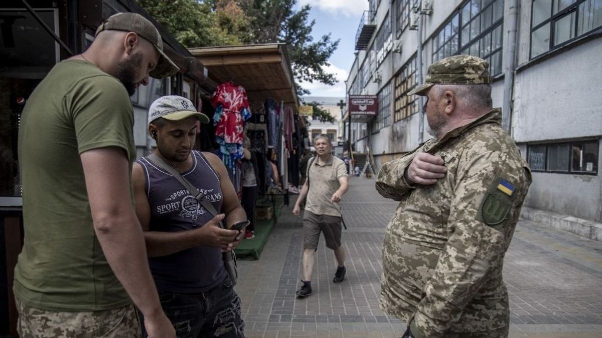 Ukrajna háborús hátországa: tízezreket kértek a sorozás elkerüléséért – dollárban