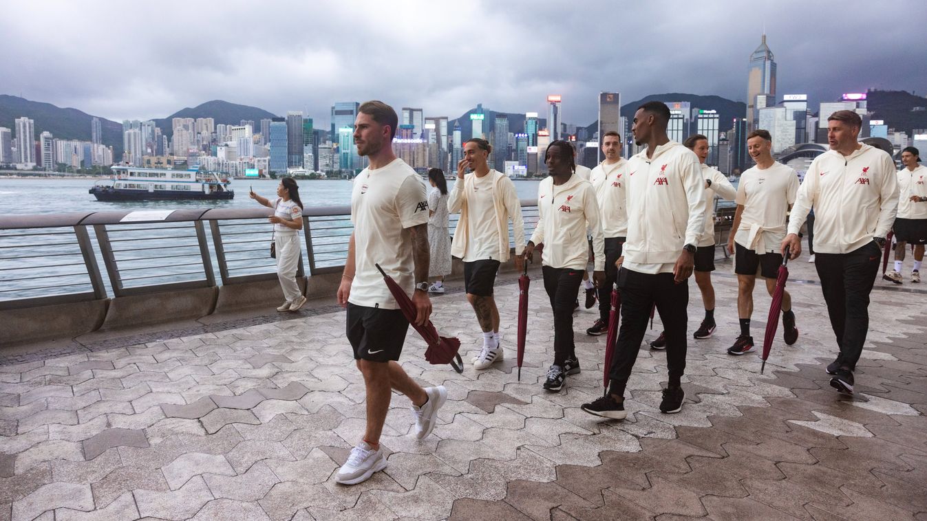A Liverpool játékosai esernyőt is vittek magukkal a városnézésre, és ezt nagyon jól tették