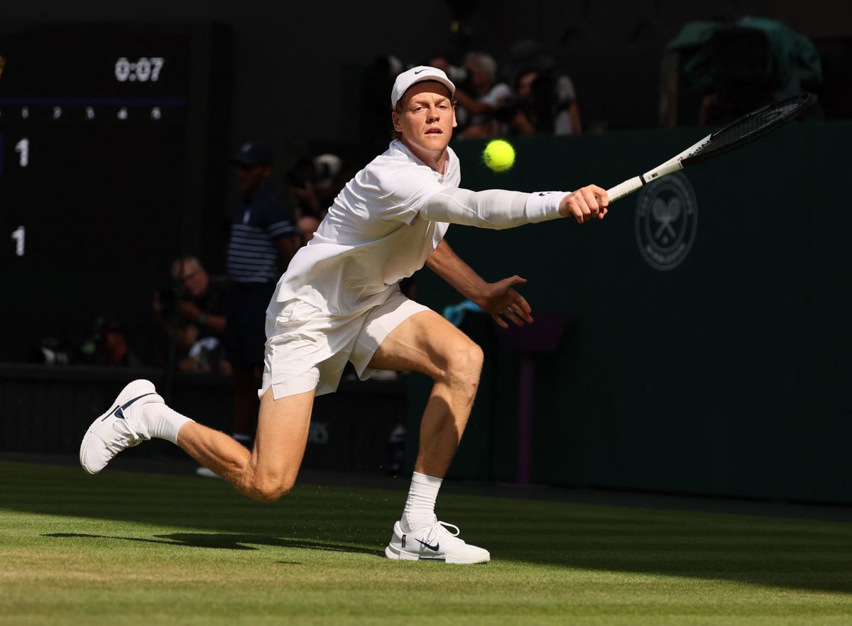 Jannik Sinner élete első wimbledoni döntőjébe jutott úgy, hogy az elődöntőben simán megverte a hétszeres bajnok Novak Djokovicsot