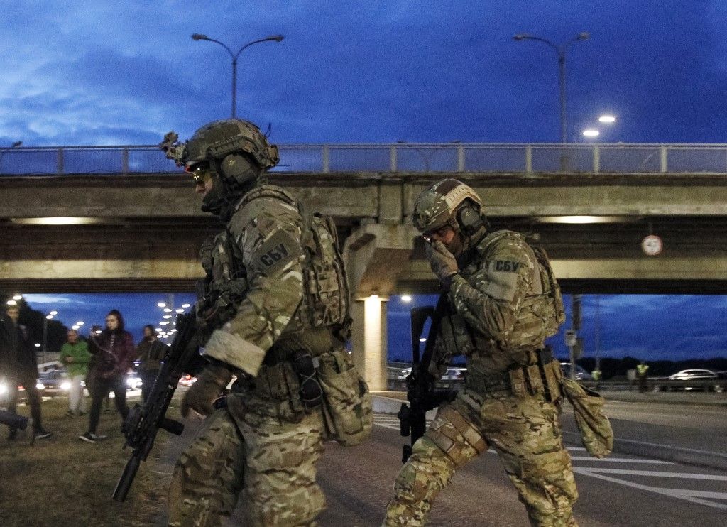 Ukrainian special forces take part at an operation for detain a man who was threatening to blow up a major bridge over the Dnipro River in Kiev, Ukraine, on 18 September, 2019. Members of Ukrainian special in the Ukrainian capital have seized an armed man who was threatening to blow up the Dnipro River in Kiev. Reportedly, an unknown man firing shot and threatening to carry out an explosion of a bridge over the Dnipro River. Police plan to launch criminal proceedings on charges of &quot;plotting a terror act&quot;. Before the arrest, the man threw away a carbine, which he earlier fired to shott down a police drone, as media reported. 
 (Photo by STR/NurPhoto) (Photo by NurPhoto via AFP)