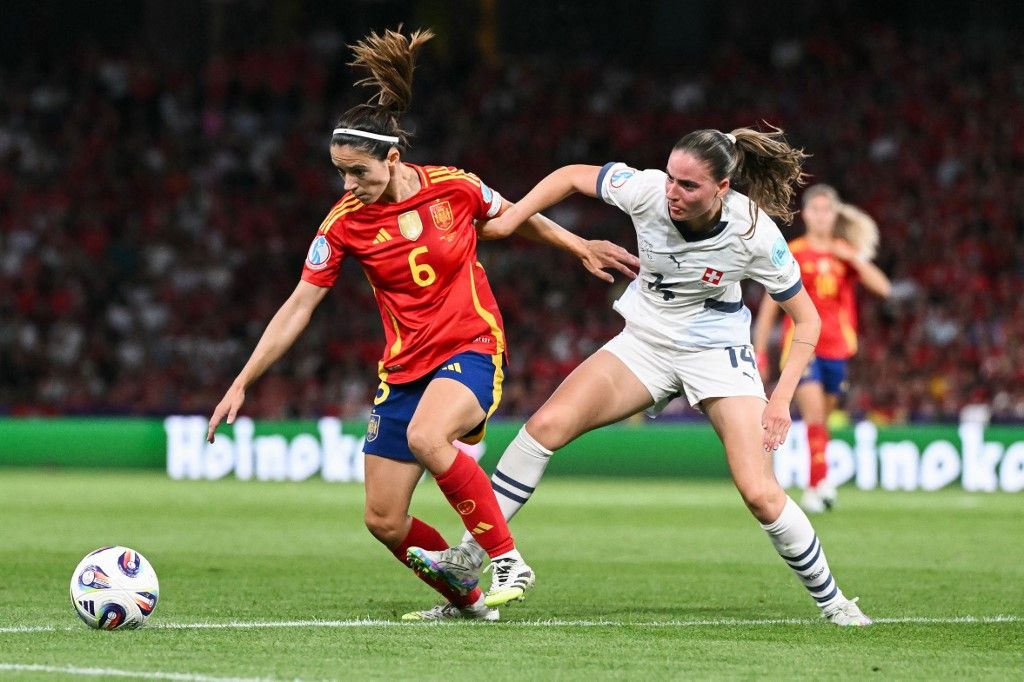 Aitana Bonmatí egyre jobb teljesítményt nyújt az Eb-n, de még messze van a csúcsformájától, női Eb 2025, Aitana Bonmatí, Guest, Spain's midfielder #06 Aitana Bonmati fights for the ball with Switzerland's midfielder #14 Smilla Vallotto during the UEFA Women's Euro 2025 quarter finals football match between Spain and Switzerland at the Wankdorf stadium in Bern, northwestern Switzerland on July 18, 2025. (Photo by SEBASTIEN BOZON / AFP)