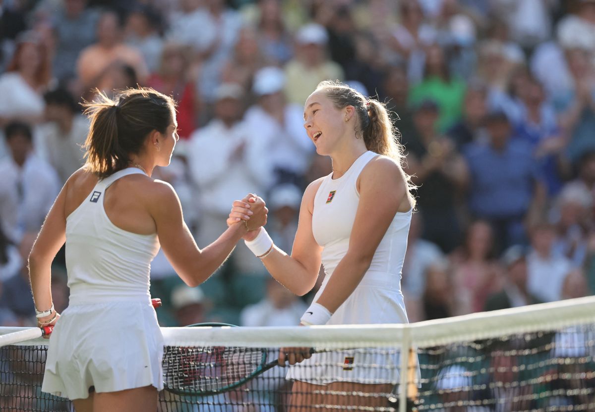 Mirra Andrejeva (jobbra) és Emma Navarro meccsét Roger Federer is megtekintette