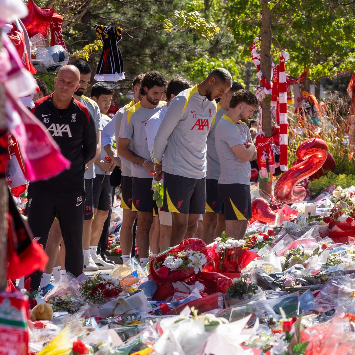 A Liverpool játékosai az emlékhelynél