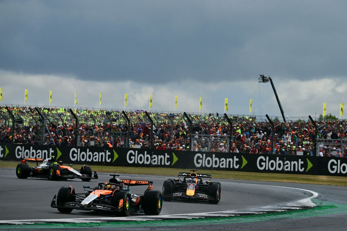Max Verstappen a McLarenek között a Brit Nagydíj első felében