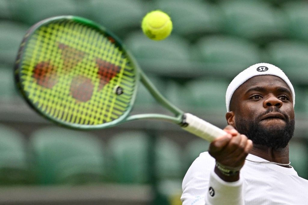 Wimbledon, tenisz, Frances Tiafoe, Grand Slam, US player Frances Tiafoe plays a forehand return to Britain's Cameron Norrie during their men's singles second round tennis match on the third day of the 2025 Wimbledon Championships at The All England Lawn Tennis and Croquet Club in Wimbledon, southwest London, on July 2, 2025. (Photo by Glyn KIRK / AFP) / RESTRICTED TO EDITORIAL USE