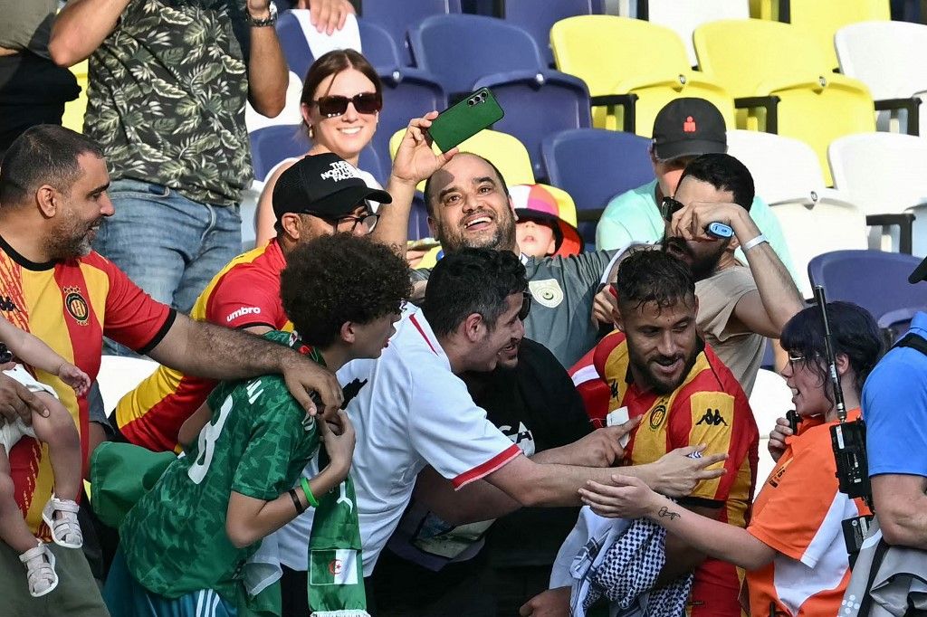 Espérance Tunis, Youcef Belaili, klubvilágbajnokság, Esperance's Algerian midfielder #11 Youcef Belaili (R) celebrates with fans after scoring  his team's first goal during the FIFA Club World Cup 2025 Group D football match between US Los Angeles FC and Tunis' Esperance Sportive de Tunis at the Geodis Park stadium in Nashville on June 20, 2025. (Photo by Paul ELLIS / AFP)