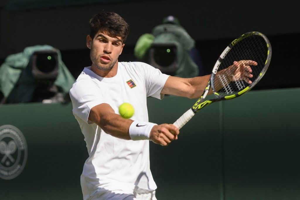 Carlos Alcaraz, tenisz, Wimbledon, LONDON, UNITED KINGDOM - JULY 08: Carlos Alcaraz of Spain plays in the Men’s singles quarter-finals match against Cameron Norrie of Great Britain (not seen) during day nine of The Championships Wimbledon 2025 at All England Lawn Tennis and Croquet Club on July 08, 2025 in London, England. Ray Tang / Anadolu (Photo by Ray Tang / Anadolu via AFP)