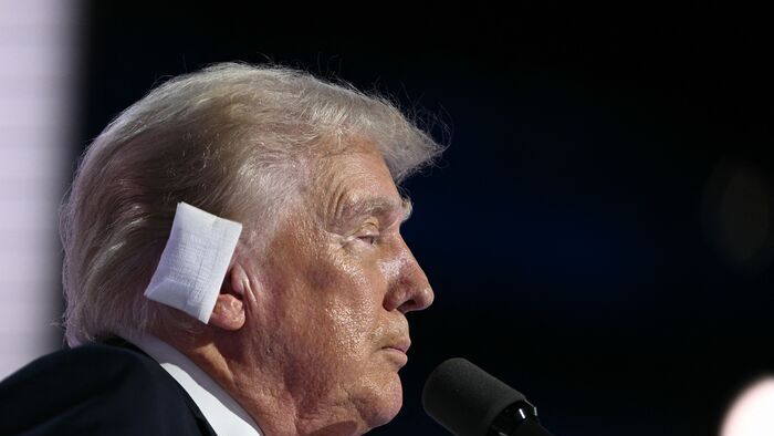 Trump sérülten sem hagyta abba a kampányt