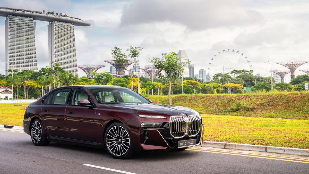 Rolls-Royce-palettáról vett színben tündököl a BMW i7 Singapore Icons