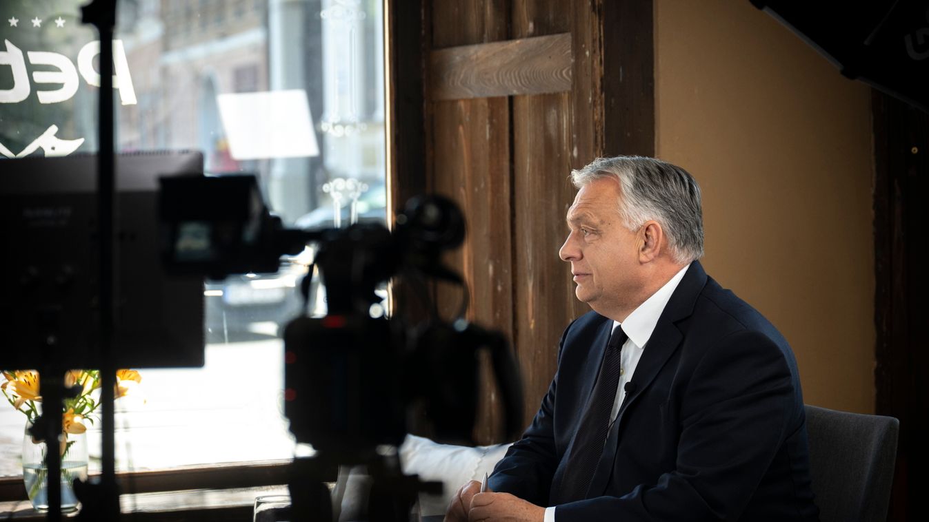 A Miniszterelnöki Kommunikációs Főosztály által közreadott képen Orbán Viktor miniszterelnök interjút ad Marosvásárhelyen a Petry Látványműhely és Múzeumban 2025. július 4-én (Fotó: MTI/Miniszterelnöki Kommunikációs Főosztály/Benko Vivien Cher)