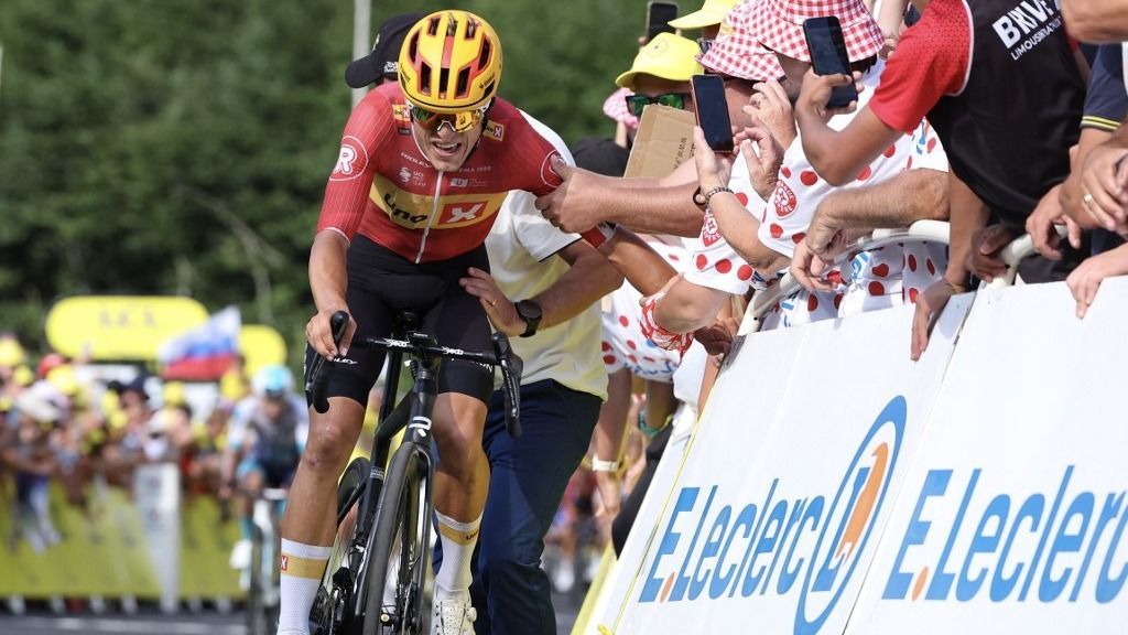 Tobias Halland Johannessen nehezen bírta ki a Tour de France egyik legkeményebb hegyét, a Mont Ventoux-t, Uno-X Mobility team's Norwegian rider Tobias Johannessen receives assistance upon arrival at the finish line of the 10th stage of the 112th edition of the Tour de France cycling race, 165.3 km between Ennezat and Le Mont-Dore Puy de Sancy, in central France, on July 14, 2025. (Photo by Anne-Christine POUJOULAT / AFP)