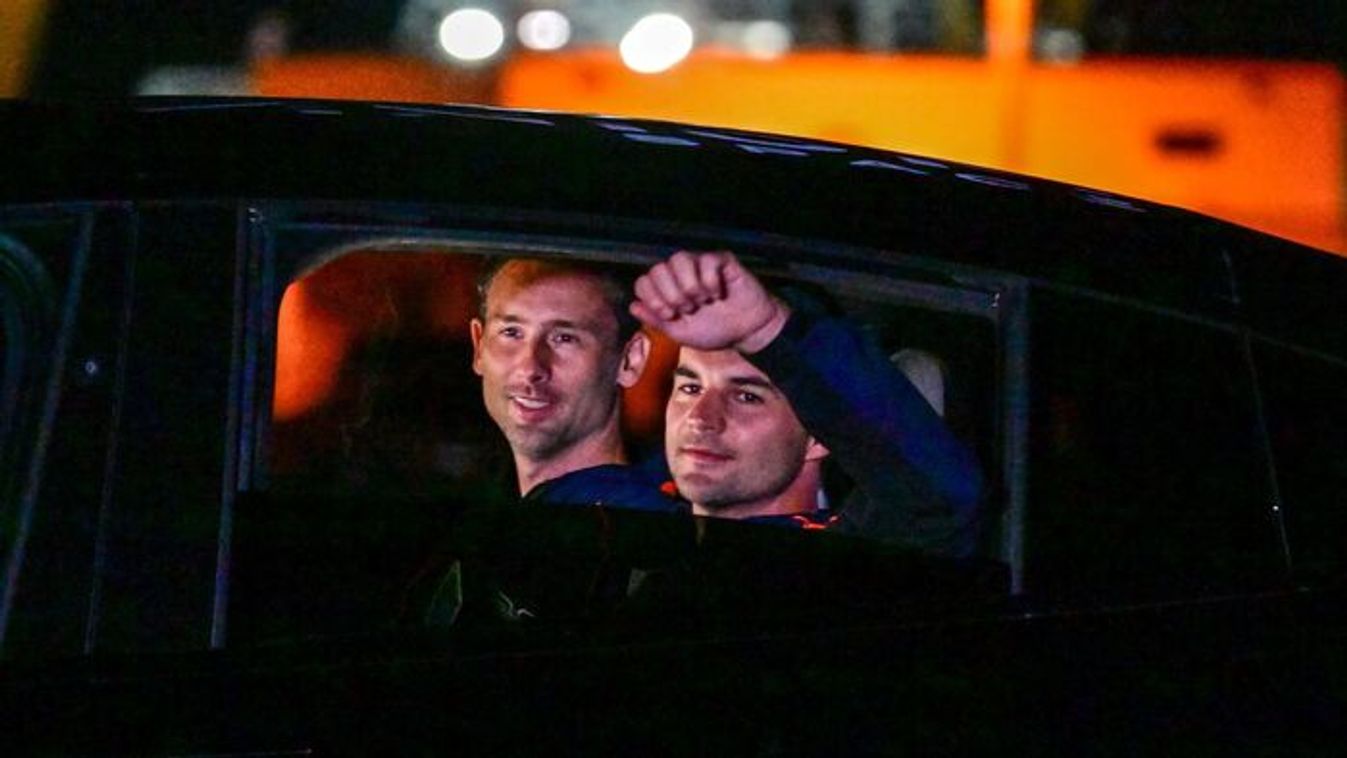 Polish astronaut Slawosz Uznanski-Wisniewski and Tibor Kapu (Photo: AFP)