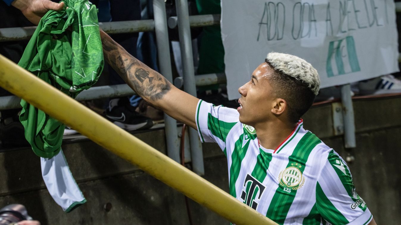 Matheus Saldanha 
Zalaegerszeg, 2025. április 12.
Matheus Saldanha, a Ferencváros játékosa egy mezt ad egy szurkolónak a labdarúgó OTP Bank Liga 27. fordulójában játszott Zalaegerszegi TE FC - Ferencvárosi TC mérkőzés után a zalaegerszegi ZTE Arénában 202