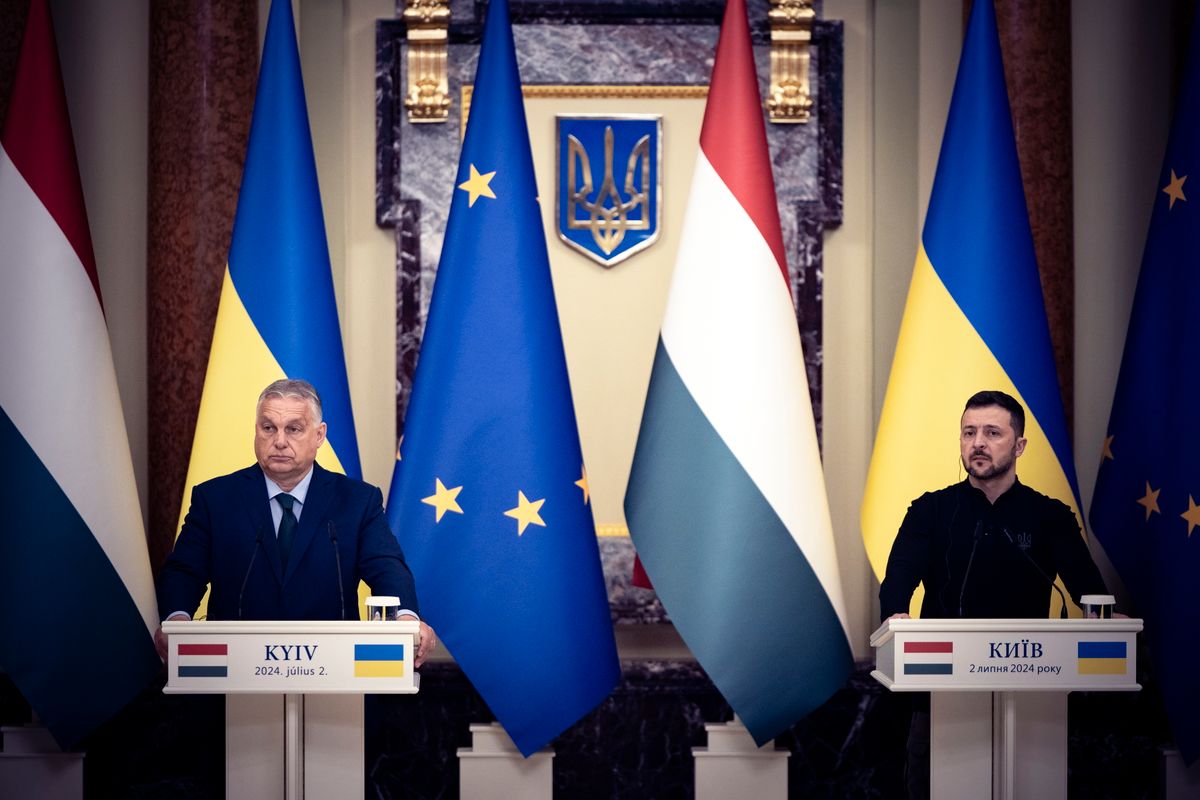 Kijev, 2024. július 2.
A Miniszterelnöki Sajtóiroda által közreadott képen Orbán Viktor miniszterelnök (b) és Volodimir Zelenszkij ukrán elnök a tárgyalásuk után tartott sajtótájékoztatón Kijevben 2024. július 2-án.
MTI/Miniszterelnöki Sajtóiroda/Fischer Zoltán