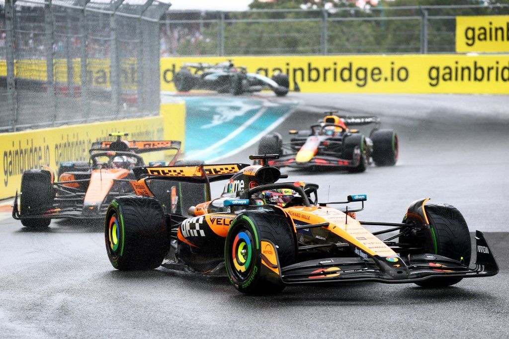 F1, Forma-1, Forma–1, F1 2025, Max Verstappen, Oscar Piastri, Lando Norris, McLaren, Red Bull, MIAMI, FLORIDA - MAY 03: Oscar Piastri of Australia driving the (81) McLaren MCL39 Mercedes leads Lando Norris of Great Britain driving the (4) McLaren MCL39 Mercedes and Max Verstappen of the Netherlands driving the (1) Oracle Red Bull Racing RB21 on track during the Sprint ahead of the F1 Grand Prix of Miami at Miami International Autodrome on May 03, 2025 in Miami, Florida. Clive Rose/Getty Images/AFP (Photo by CLIVE ROSE / GETTY IMAGES NORTH AMERICA / Getty Images via AFP)