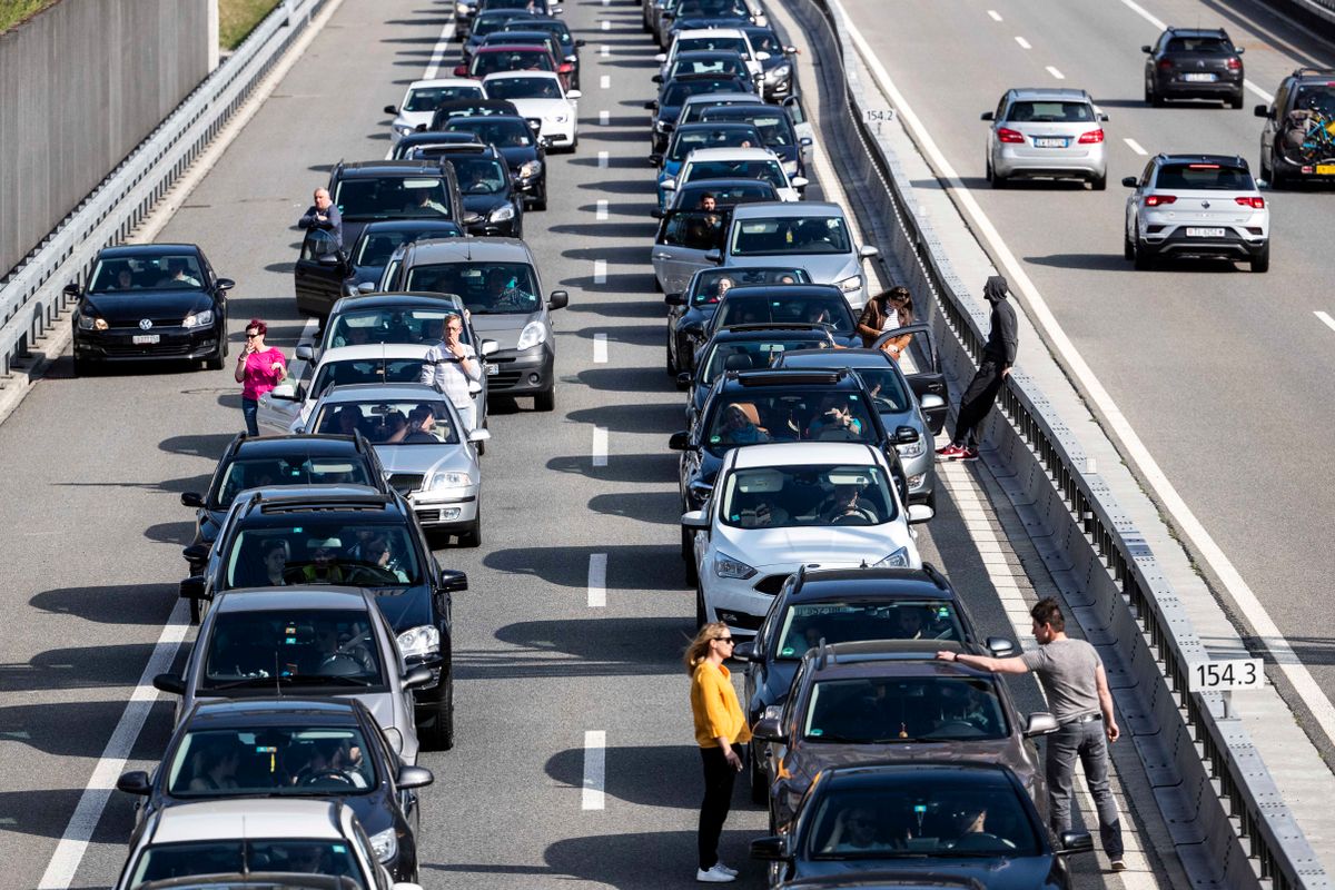 M8 Silenen, 2019. április 19.Több kilométerre feltorlódott kocsisor a Gotthard-alagút északi bejárata előtt, a svájci Silenennél 2019. április 19-én. A húsvétra vakációzni indulók áradata miatt 14 kilométeres dugó alakult ki az Olaszországba vezető autópályán nagypéntek reggelén, olykor akár két és fél órás várakozásra is kényszerítve az utazókat.MTI/EPA/KEYSTONE/Alexandra Wey