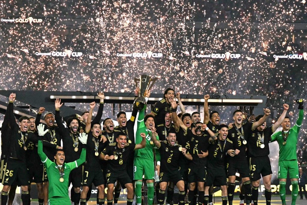 Arany-kupa, döntő, Mexikó, Egyesült Államok, Mexico's players celebrate their team's victory with the trophy at the end of the Concacaf Gold Cup final football match between Mexico and USA at NRG Stadium in Houston, Texas on July 6, 2025. (Photo by Chandan Khanna / AFP)