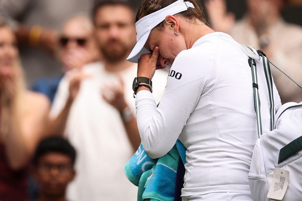 Barborá Krejcíková címvédőként nem jutott be a wimbledoni tenisztorna nyolcaddöntőjébe, Novak Djokovics, Czech Republic's Barbora Krejcikova cries as she leaves Court 1 following her defeat against USA's Emma Navarro at the end of their women's singles third round tennis match on the sixth day of the 2025 Wimbledon Championships at The All England Lawn Tennis and Croquet Club in Wimbledon, southwest London, on July 5, 2025. (Photo by HENRY NICHOLLS / AFP) / RESTRICTED TO EDITORIAL USE