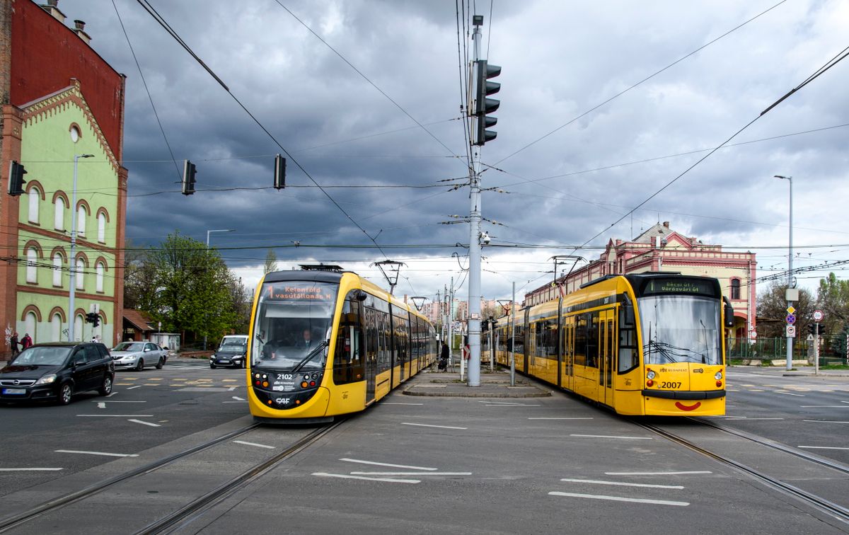 Budapest, 2023. április 1.
A Budapesti Közlekedési Központ (BKK) egyik CAF Urbos 3 típusú és egy Siemens Combino Supra villamosa a Könyves Kálmán körúton, a Kőbányai út közelében.
MTVA/Bizományosi: Róka László 
***************************
Kedves Felhasználó!
Ez a fotó nem a Duna Médiaszolgáltató Zrt./MTI által készített és kiadott fényképfelvétel, így harmadik személy által támasztott bárminemű – különösen szerzői jogi, szomszédos jogi és személyiségi jogi – igényért a fotó szerzője/jogutódja közvetlenül maga áll helyt, az MTVA felelőssége e körben kizárt.