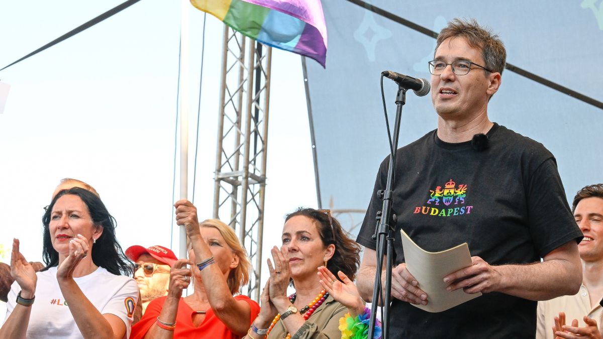 Budapest, 2025. június 28.
Karácsony Gergely főpolgármester (j) beszédet mond a Budapest Büszkeség rendezvényen (eredetileg Budapest Pride felvonulás) a Műszaki Egyetem előtt 2025. június 28-án.
MTI/Koszticsák Szilárd