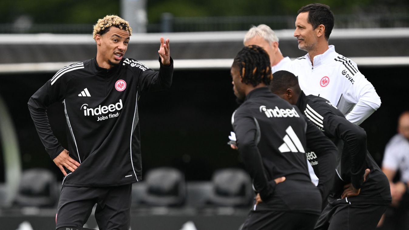 Hugo Ekitiké (balra) a Frankfurt mezét a Liverpooléra cseréli