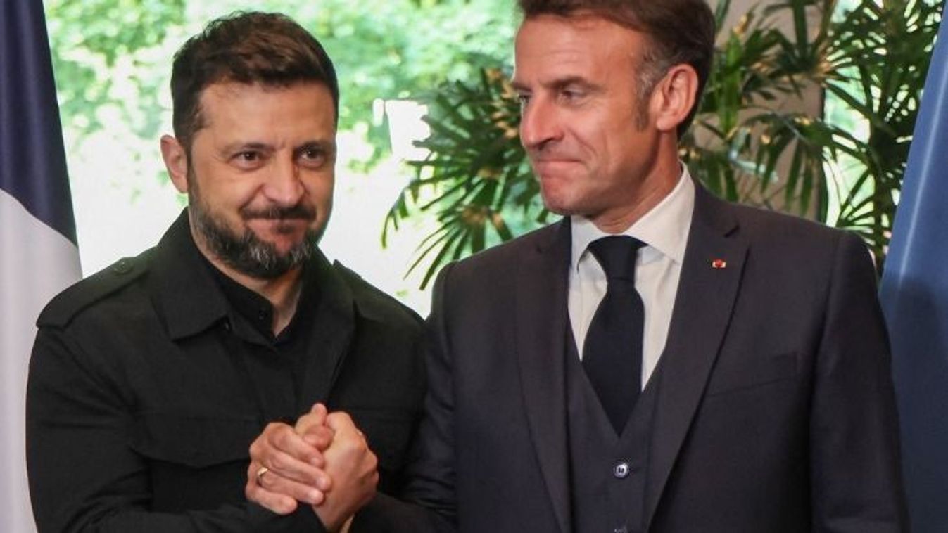 Ukrajna elnöke, Volodimir Zelenszkij kezet fog Emmanuel Macron francia elnökkel