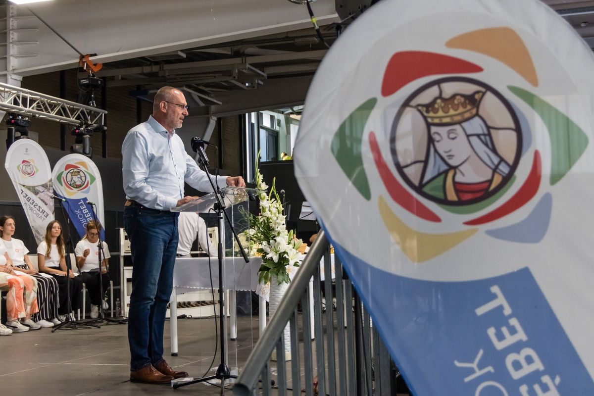 Zsigó Róbert, a Kulturális és Innovációs Minisztérium parlamenti államtitkára köszöntőt mond a Zánkai Erzsébet-táborban tartott ökumenikus istentiszteleten 2025. július 7-én. (Fotó: MTI/Katona Tibor)