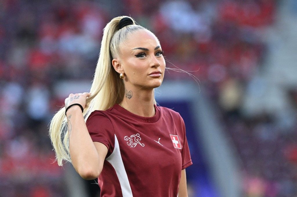 Switzerland's forward #23 Alisha Lehmann wamls on the pitch before the UEFA Women's Euro 2025 Group A football match between Finland and Switzerland at the Stade de Geneve in Geneva, on July 10, 2025. (Photo by Miguel MEDINA / AFP)