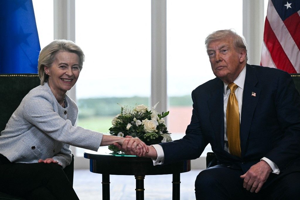 Donald Trump amerikai elnök (jobbra) kezet fog Ursula von der Leyen európai bizottsági elnökkel. Brüsszel vereséget szenvedett (Fotó: AFP)